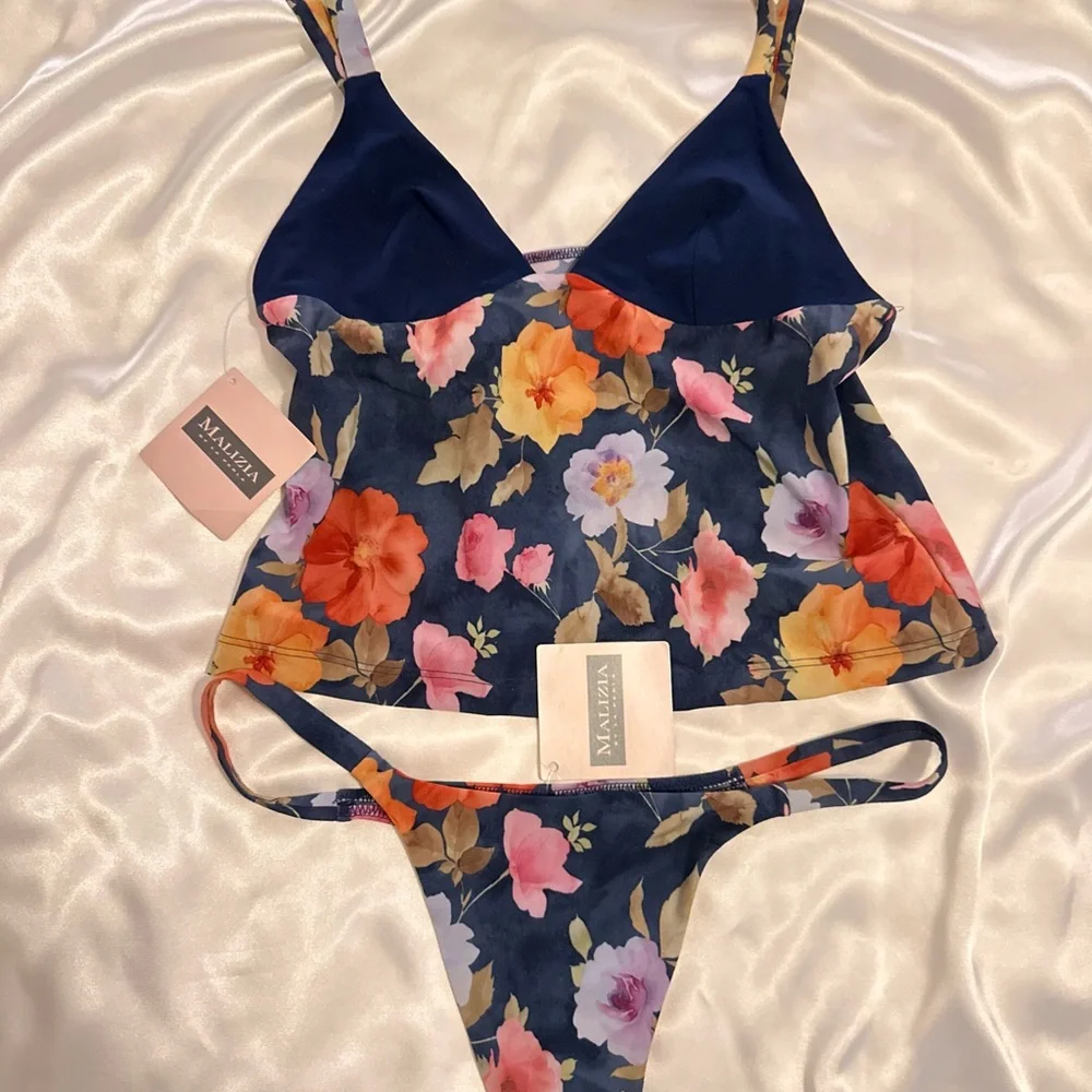 La Perla Malizia Floral Set with Navy and Multicolor Design